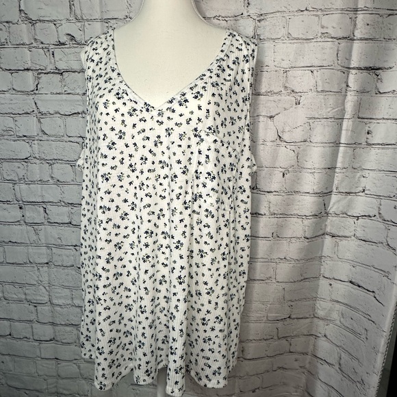 P.S. Kate white and blue floral feminine tank with pocket. Size 2X - Picture 4 of 10